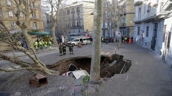 O stradă s-a prăbuşit în Napoli: două maşini, înghiţite de asfalt. Norocul incredibil pe care l-au avut doi tineri aflaţi în autovehicule