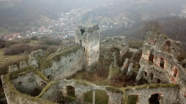 Cetatea medievală care atrage turiști din toată lumea deși stă să se prăbușească. Fortificația a devenit subiect de dispută politică