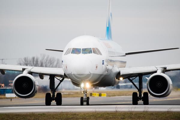 De ce se scumpesc biletele de avion de la o lună la alta, deși pofta de călătorii e uriașă. "Neputinţa companiei aeriene TAROM"