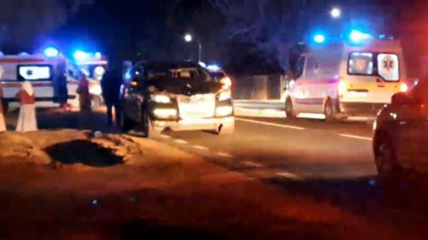 Bărbat spulberat de maşină în Galaţi, după ce a vrut să treacă printr-un loc nepermis. Impactul, atât de puternic încât victima a fost aruncată câţiva metri