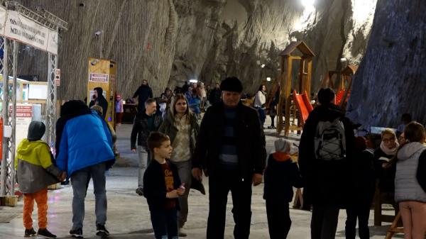 Micul oraș subteran din România, care se întinde pe o suprafaţă de 1.300 de metri pătrați. Cei care vin aici au parte de tot confortul