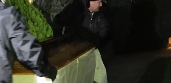 Administratorul unui azil de bătrâni s-a dus cu un mort în sicriu peste primar: "Să-l îngropaţi, că aşa spune legea". De la ce a pornit scandalul 