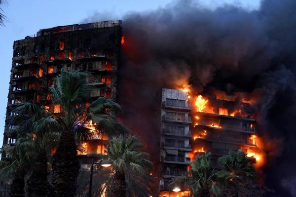Incendiul din Valencia: Două românce, care locuiau în blocul mistuit de flăcări, sunt de negăsit. Anunțul MAE