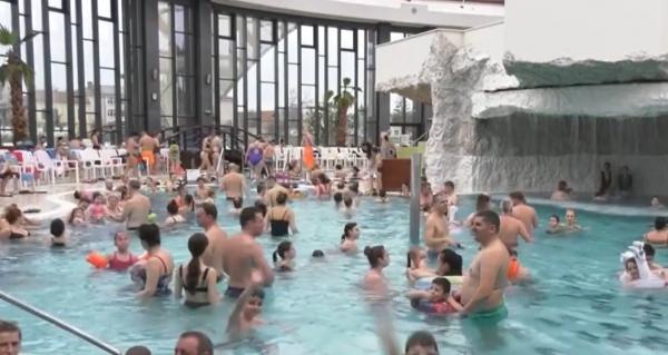Jacuzzi VIP, oferta de Dragobete pentru cuplurile de îndrăgostiţi, la un Aqua Park din România: "Fără camere, bineînţeles. Atmosfera e bună, apă caldă"