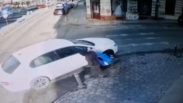Un bucureştean s-a trezit fără maşină după ce a lăsat-o cu cheia în contact. Tinerii care au furat-o au condus-o fără permis