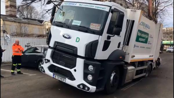 Maşină de gunoi, înghiţită la propriu de asfalt, în Brăila. Cum au reuşit echipele de intervenţie să scoată maşina din gaură