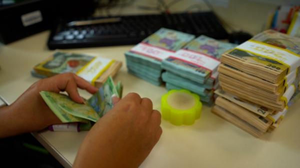 Cine sunt românii care ar putea primi facturi mai mici la curent. Un milion de persoane ar putea beneficia de o nouă măsură