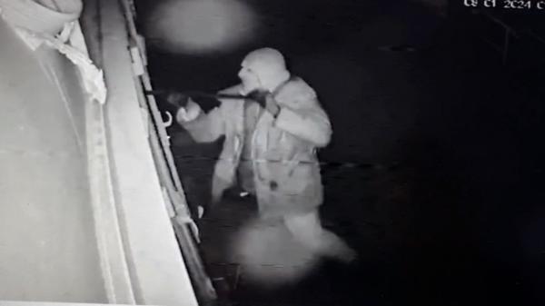 Seif, furat de la o casă de pariuri. Suspect e unul dintre angajaţi. A mai comis un jaf, iar cu banii şi-a cumpărat un porc şi lemne