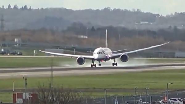 Momentul în care un avion se clatină în încearcarea de a ateriza pe pistă, din cauza rafalelor puternice de vânt, pe un aeroport din Londra