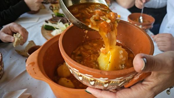 Cum se prepară ciorba de babic. Turiştii sunt impresionaţi de savoarea ei unică: "Într-adevăr este senzațională"