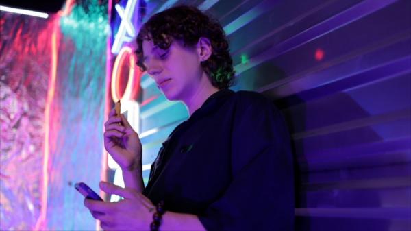 Fără țigări electronice vândute minorilor. Vor fi interzise inclusiv la locul de muncă, în spațiile închise