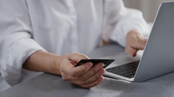 "Angajata model" dintr-un spital din Galaţi care lăsa bolnavii și colegii fără bani pe card. Le lua până şi voucherele de vacanţă