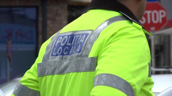 Poliţist local din Galaţi, lovit intenţionat cu maşina. Şoferul, oprit de agent pentru legitimare, l-a luat pe capotă şi a fugit
