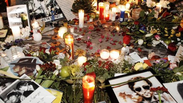 Cu cât se vinde un glonţ provenit din arma cu care a fost ucis John Lennon, în 1984