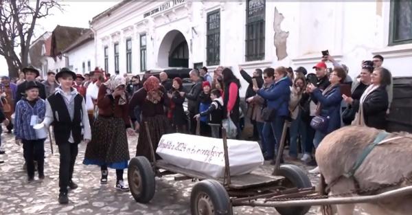 Obiceiul străvechi care marchează sfârşitul iernii. Oamenii s-au plimbat cu un sicriu alb printr-unul dintre cele mai frumoase sate din România
