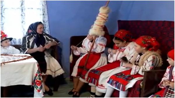 Tinerii din Maramureş îşi caută marea iubire aşa cum o făceau bunicii lor. Decizia finală stă în alegerea unui fir de lână