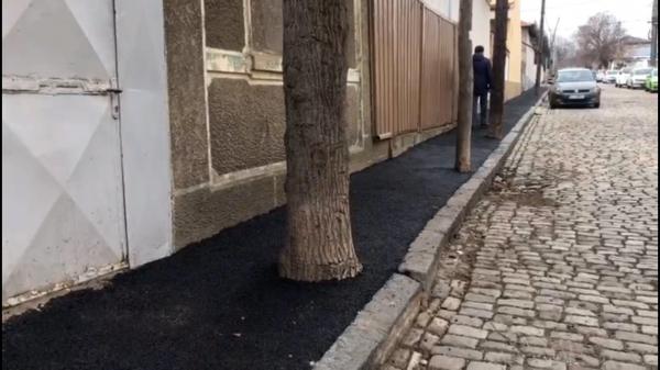 Stradă din Galaţi, asfaltată de "Dorel" cu tot cu copaci. Apoi, a reparat gafa cu târnăcopul: "Un coleg, n-a ştiut!"