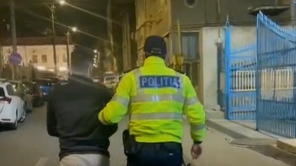 Tânărul care şi-a ucis iubita adolescentă, după ce s-a urcat beat la volan, a fost reţinut. Maşina lor s-a făcut praf în mai mulţi copaci, pe un drum din Brăila