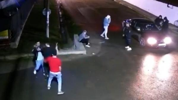 Reglare de conturi pe o stradă din Iași. Tânăr filmat cum rupe o scândură dintr-un gard şi se năpusteşte asupra rivalului