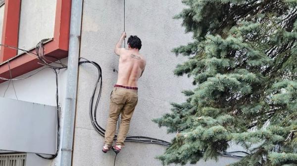 Sărăcia l-a împins pe un băimărean la un gest extrem. S-a urcat pe clădirea primăriei să-și strige supărările. Cei doi copii au fost martori la scenă