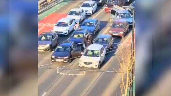 Şi-au împărţit pumni şi picioare în plină stradă la oră de vârf. Scandal uriaş în centrul oraşului Cluj-Napoca