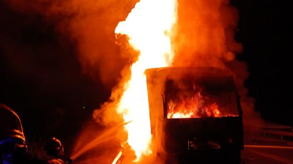 Panică pe o şosea din Cluj. Un TIR s-a aprins ca o torţă. Pompierii s-au luptat zeci de minute cu vâlvătaia