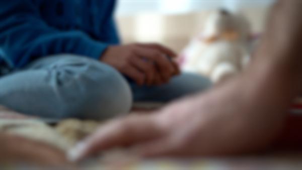 O fetiţă de 3 ani din Timiș, abuzată sexual de mamă şi iubitul ei. Copila i-a povestit tatălui biologic prin ce orori a trecut