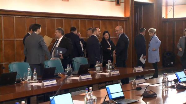 Guvernul încearcă iar să strângă cureaua. Ar putea urma un nou val de concedieri