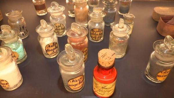 Praf de mumie sau excremente de pisică, printre cele mai ciudate leacuri băbeşti din România: "Pui un pic de mamaligă pe piept şi îţi trece"