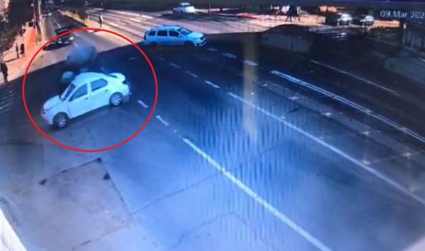 Un şofer beat a spulberat cu duba un Logan, pe o şosea din Iaşi. Ambele maşini s-au înfipt în gardul unei biserici