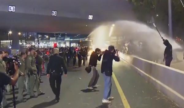 "Netanyahu luptă împotriva întregii lumi!" Proteste violente în Tel Aviv. Oamenii s-au încăierat cu poliţia, au fost târâţi, bruscaţi şi îndepărtaţi brutal cu tunurile cu apă