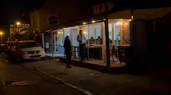 "I-a tras un pumn!" Pus la pământ după ce şi-a făcut nevoile pe terasa unui local din Bucureşti. Gestul aproape că l-a costat viaţa