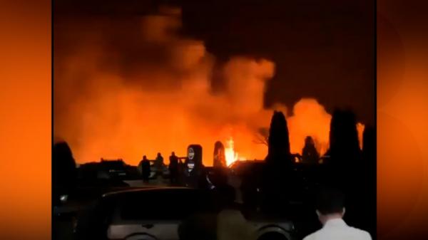 Incendiu dezastruos în Lugoj. Un câmp întreg, cuprins de flăcări uriaşe, la doar câţiva metri de parcarea unui restaurant
