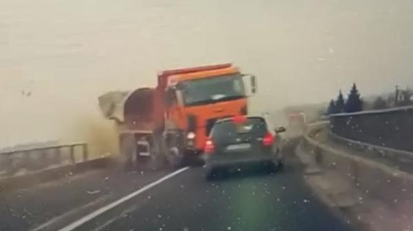 Momentul accidentului teribil din Sibiu a fost filmat. Imagini dramatice cu impactul în care au murit 3 oameni