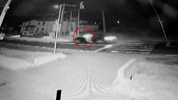 Primele imagini cu poliţistul târât cu maşina de un şofer drogat, pe o șosea din Argeș. Agentul a atârnat cu mâna prinsă în geam puţin peste un kilometru