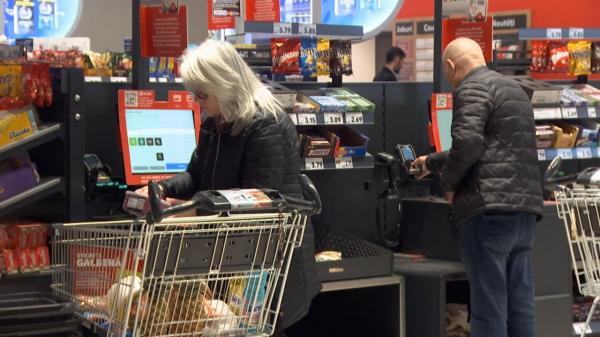 Românii, campioni la aruncarea alimentelor: trei sferturi din ceea ce mâncăm ajunge la gunoi. Câte kilograme de mâncare aruncă un singur român într-un an
