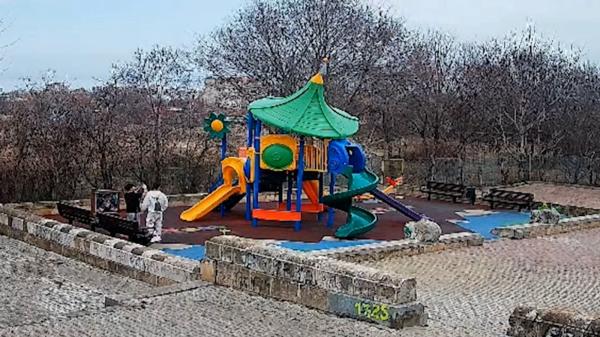 Doi adolescenţi, filmaţi cum distrug un loc de joacă din Constanţa. Primăria le-a trimis "nota de plată"