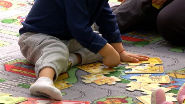 Băiețel de 2 ani, luat de la o creșă din Ilfov cu vânătăi și zgârieturi pe față. Cel mic avea coșmaruri noaptea și a început să-și lovească brusc părinții