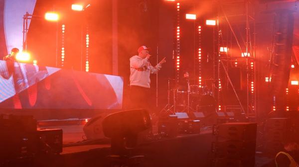 "Stați în cort, afară e ursul". Panică la festivalul Massif din Poiana Brașov după ce participanții au primit Ro-Alert. Reacția lui Puya