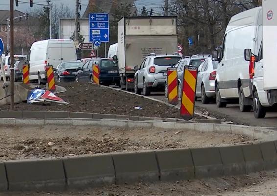"Dorel" loveşte din nou. Un sens giratoriu din Buzău, refăcut de la zero la câteva zile de la inaugurare: "Strâmb, strâmb, era ca din desene animate"