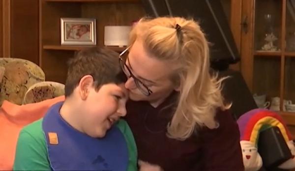 Greşeli care distrug destine. Micuţul Patrik a venit pe lume printr-o operație de cezariană făcută după 4 ore, timp în care în care și el și mama lui au agonizat sub ochii medicilor