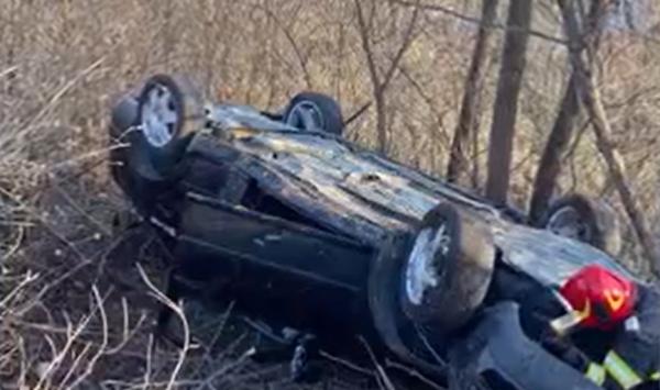 O mamă şi fiul ei, în stare gravă la spital după un accident în Suceava. Femeia a pierdut controlul volanului şi "a zburat" în decor
