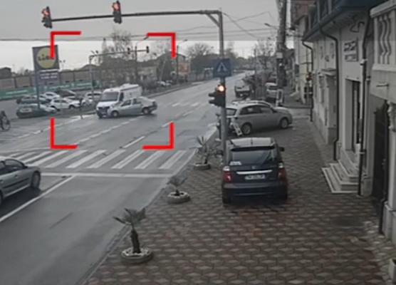 O şoferiţă grăbită a izbit cu putere o ambulanţa aflată în misiune, într-o intersecţie din Lugoj. Autospeciala trecuse pe roşu, dar avea sirenele pornite