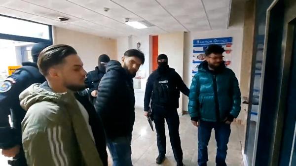 Traficanţi de droguri din Timiş, treziţi cu noaptea în cap de mascaţi. Gruparea, filată mai bine de jumătate de an