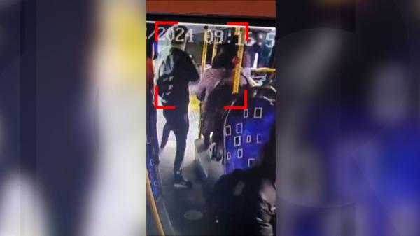 Autobuzele au devenit raiul hoţilor în Buzău. Adolescent de 16 ani, filmat cum smulge telefonul unei femei, apoi fuge