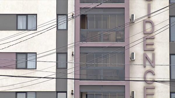 Un tânăr s-a baricadat în apartamentul fostei iubite şi ameninţă că se aruncă de la etaj, în Chiajna. Iese din când în când pe balcon şi cântă la chitară