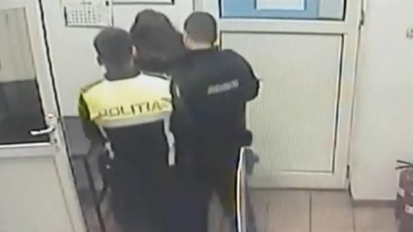 Scene şocante într-o secţie din Capitală. Tânără dusă la poliţie, după ce a bătut agenţii care încercau să o legitimeze. Femeia, reţinută pentru 24 de ore