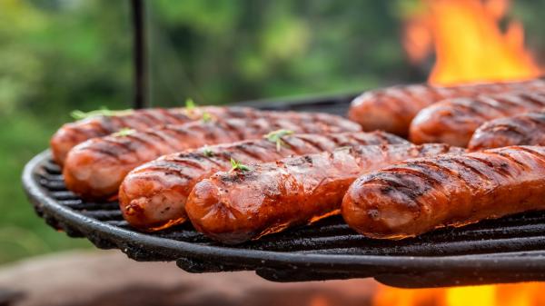 S-a deschis sezonul de picnic la Brașov: Festin cu zeci de kilograme de mici și fripturi aromate