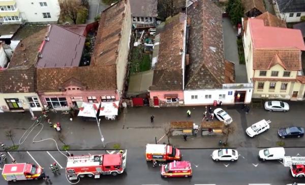 Explozie puternică la un magazin de electronice din Târgu Mureş. Centrala unei case alăturate a sărit în aer din cauza presiunii enorme