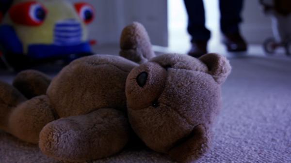 O mamă din Tulcea și-a supus fata de 13 ani la orori inimaginabile. A filmat-o şi a distribuit apoi imaginile pe internet